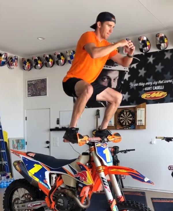 ஜிம்கள் திறக்கப்படாததால் கேடிஎம் பைக்குடன் உடற்பயிற்சி... விபரீத செயலில் ஈடுப்பட்ட பிரபல பைக் ரேஸர்