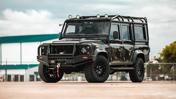 எலக்ட்ரிக் வெர்சனுக்கு மாற்றப்பட்ட லேண்ட் ரோவர் டிஃபெண்டர்... வி8 என்ஜினை விட எந்த வகையில் சிறந்தது?