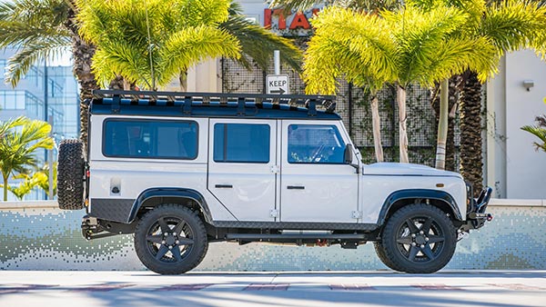 எலக்ட்ரிக் வெர்சனுக்கு மாற்றப்பட்ட லேண்ட் ரோவர் டிஃபெண்டர்... வி8 என்ஜினை விட எந்த வகையில் சிறந்தது?