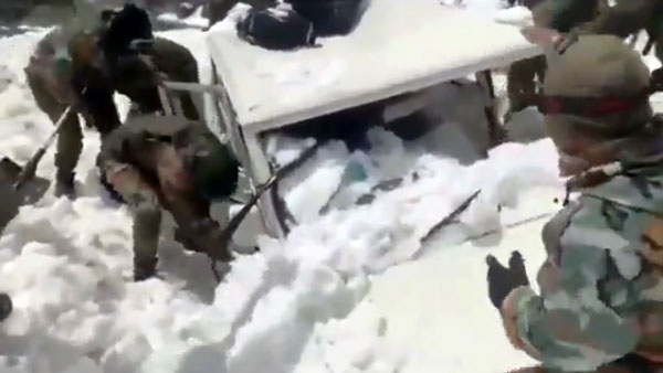 பனி சிதைவில் சிக்கிய மஹிந்திரா பொலிரோ.. கடும் குளிரை பொருட்படுத்தாமல் உதவி கரம் நீட்டிய ராணுவம்!