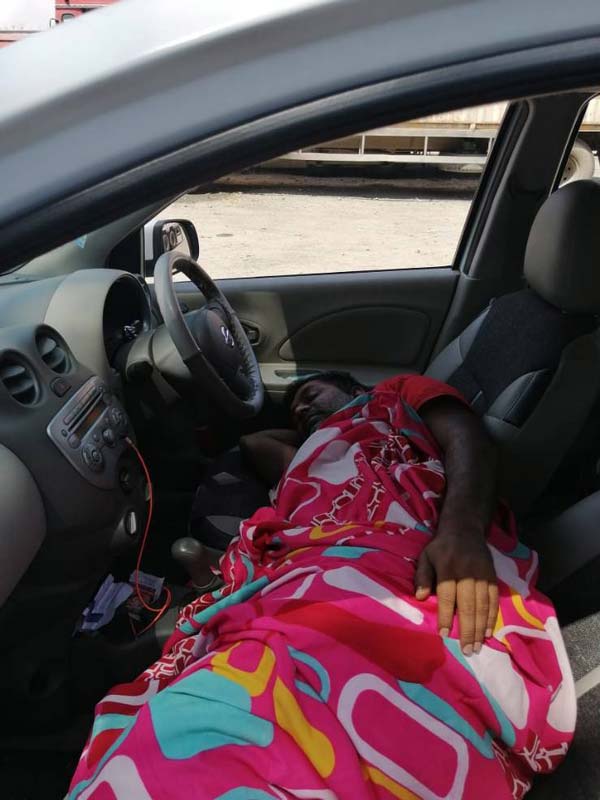 அதிர வைக்கும் சம்பவம்... காருக்கு உள்ளேயே வாழும் 2 பேர்... எவ்வளவு நாள்னு தெரிஞ்சா ஷாக் ஆய்டுவீங்க