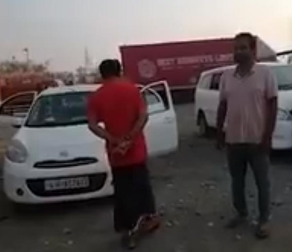 அதிர வைக்கும் சம்பவம்... காருக்கு உள்ளேயே வாழும் 2 பேர்... எவ்வளவு நாள்னு தெரிஞ்சா ஷாக் ஆய்டுவீங்க