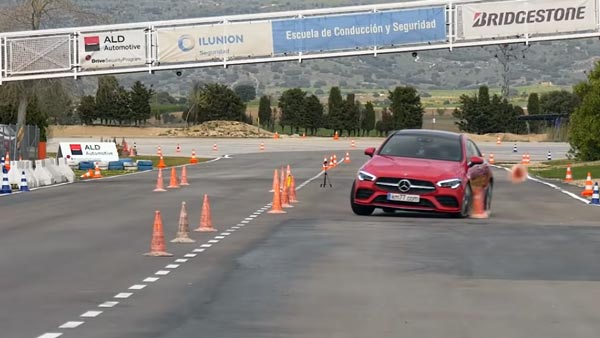 மூஸ் பரிசோதனையில் மண்ணை கவ்விய பென்ஸ் சிஎல்ஏ.. என்னப்பா இப்படி சொதப்பிட்டீங்களே!