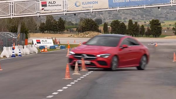 மூஸ் பரிசோதனையில் மண்ணை கவ்விய பென்ஸ் சிஎல்ஏ.. என்னப்பா இப்படி சொதப்பிட்டீங்களே!