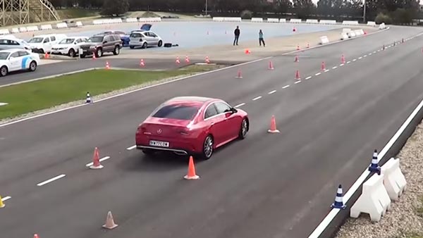 மூஸ் பரிசோதனையில் மண்ணை கவ்விய பென்ஸ் சிஎல்ஏ.. என்னப்பா இப்படி சொதப்பிட்டீங்களே!