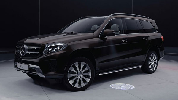 வெளிய வரவே அச்சப்படும் மக்கள்.. விலையுயர்ந்த காரில் கெத்தாக வந்திறங்கிய பிரபல நடிகர்.. எதற்காக தெரியுமா?