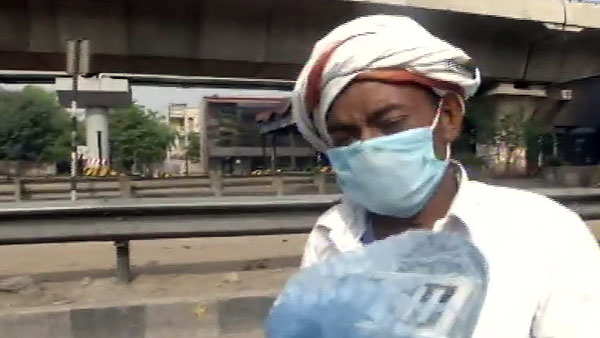 சைக்கிளில் ஊருக்கு போக 10 நாள் ஆகும்... கூலி தொழிலாளி சொன்ன காரணத்தை கேட்டதும் அனுப்பி வைத்த போலீஸ்