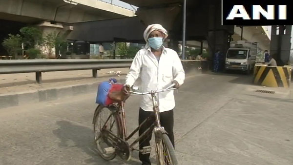 சைக்கிளில் ஊருக்கு போக 10 நாள் ஆகும்... கூலி தொழிலாளி சொன்ன காரணத்தை கேட்டதும் அனுப்பி வைத்த போலீஸ்