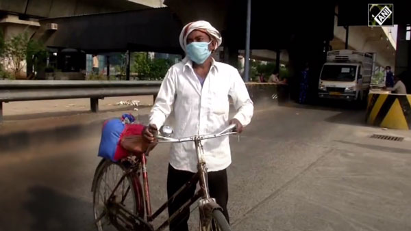 சைக்கிளில் ஊருக்கு போக 10 நாள் ஆகும்... கூலி தொழிலாளி சொன்ன காரணத்தை கேட்டதும் அனுப்பி வைத்த போலீஸ்