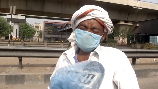 சைக்கிளில் ஊருக்கு போக 10 நாள் ஆகும்... கூலி தொழிலாளி சொன்ன காரணத்தை கேட்டதும் அனுப்பி வைத்த போலீஸ்