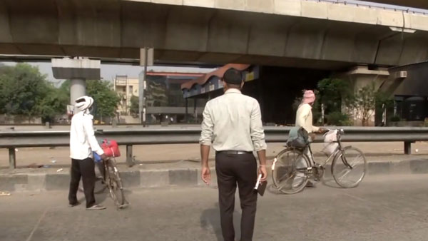 சைக்கிளில் ஊருக்கு போக 10 நாள் ஆகும்... கூலி தொழிலாளி சொன்ன காரணத்தை கேட்டதும் அனுப்பி வைத்த போலீஸ்