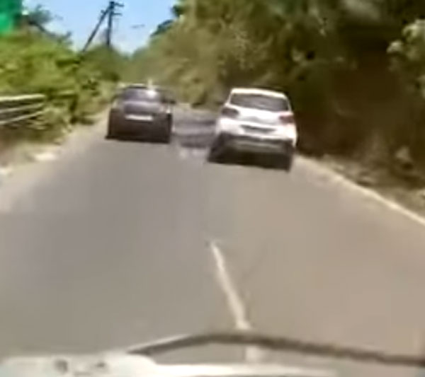 அவசரமாக சென்ற ஆம்புலன்ஸ்.. நீண்ட தூரம் இடைமறைத்த சிறுவன்.. போலீஸ் என்ன நடவடிக்கை எடுத்தாங்க தெரியுமா?