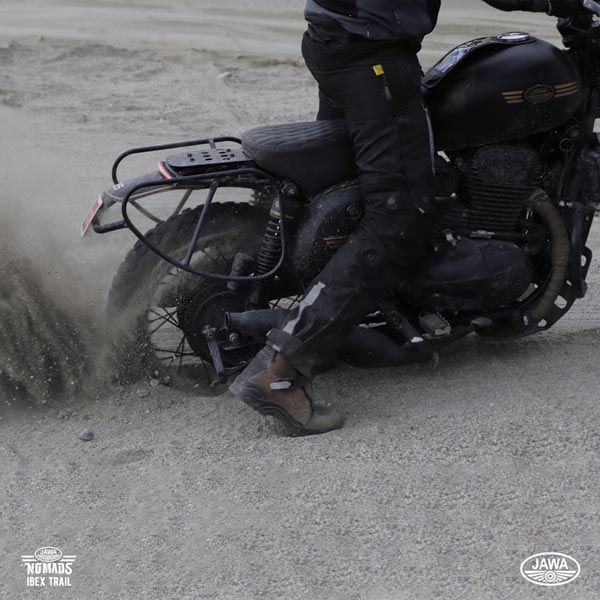 இதுவரை பார்த்திராத வகையில் அட்வென்ஜெர் தோற்றத்தில் ஜாவா 42 பைக்...