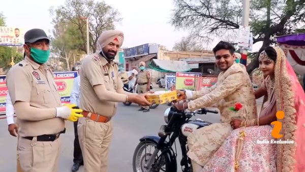 புதுமணம் முடித்த கையோடு பைக்கில் புறப்பட்ட இளம் ஜோடி.. நடு வழியில் காத்திருந்து ஷாக் கொடுத்த பஞ்சாப் போலீஸ்.. புதுமணம் முடித்த கையோடு பைக்கில் புறப்பட்ட இளம் ஜோடி.. நடு வழியில் காத்திருந்து ஷாக் கொடுத்த பஞ்சாப் போலீஸ்..