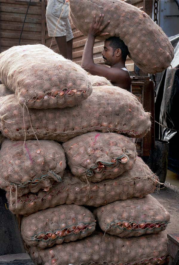 செம ட்ரிக்ஸ்... 3 லட்ச ரூபாய் செலவு செய்து சொந்த ஊர் வந்த மனிதர்... எப்படினு தெரிஞ்சா அசந்திருவீங்க செம ட்ரிக்ஸ்... 3 லட்ச ரூபாய் செலவு செய்து சொந்த ஊர் வந்த மனிதர்... எப்படினு தெரிஞ்சா அசந்திருவீங்க