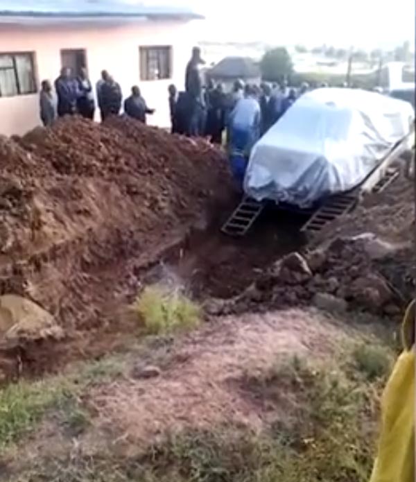 அரசியல்வாதியின் கடைசி ஆசை... விலையுயர்ந்த பென்ஸ் காரை ஒன்று கூடி புதைத்த ஊர் மக்கள்.. அரசியல்வாதியின் கடைசி ஆசை... விலையுயர்ந்த பென்ஸ் காரை ஒன்று கூடி புதைத்த ஊர் மக்கள்..