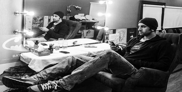 சாதா வேன்களை உல்லாச கப்பலாக மாற்றிய நடிகர்கள்.. விக்ரம் டூ ஷாருக்கான் பயன்படுத்தும் வேனிட்டி வேன்கள்! 