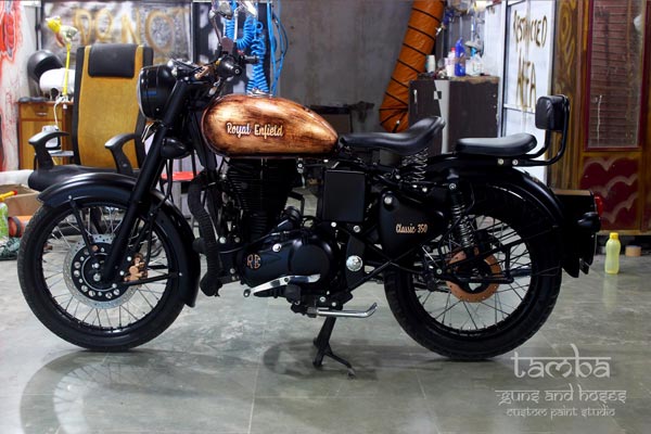 தரமான ஸ்டைலுக்கு மாறிய ராயல் என்பீல்டு கிளாசிக்... ஹீரோயின்களின் கவர்ச்சிக்கே செம்ம டஃப்...