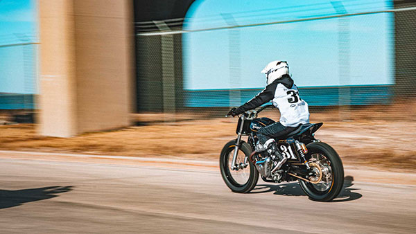 ஒன்றல்ல, இரண்டல்ல 4 பைக்குகளை உருமாற்றிய அமெரிக்க இளம் பெண்கள்.. அனைத்துமே ராயல் என்பீல்டு ட்வின் பைக்குகள்!