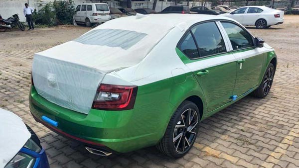 அட்டகாசமான நிறத்தில் டீலர்களை சென்றடைந்த ஸ்கோடா ஆக்டேவியா ஆர்எஸ்245...