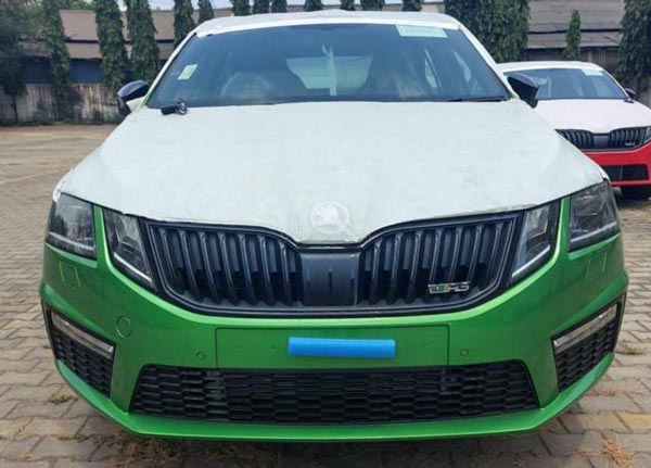 அட்டகாசமான நிறத்தில் டீலர்களை சென்றடைந்த ஸ்கோடா ஆக்டேவியா ஆர்எஸ்245...