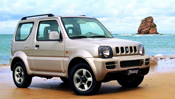 வைரலாகும் வீடியோ... பாலத்தின் படிக்கட்டுகளில் காரை ஏற்றி, இறக்கிய சாகச டிரைவர்... எதற்காக தெரியுமா?