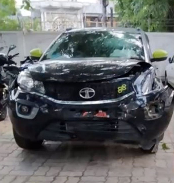 பார்ச்சூனர் எஸ்யூவி காரை சாலையில் உருள வைத்த டாடா நெக்ஸான்.. பாதிப்பில்லாமல் தப்பிய பயணிகள்.. கொரோனாவைவிட கொடிய விபத்து!