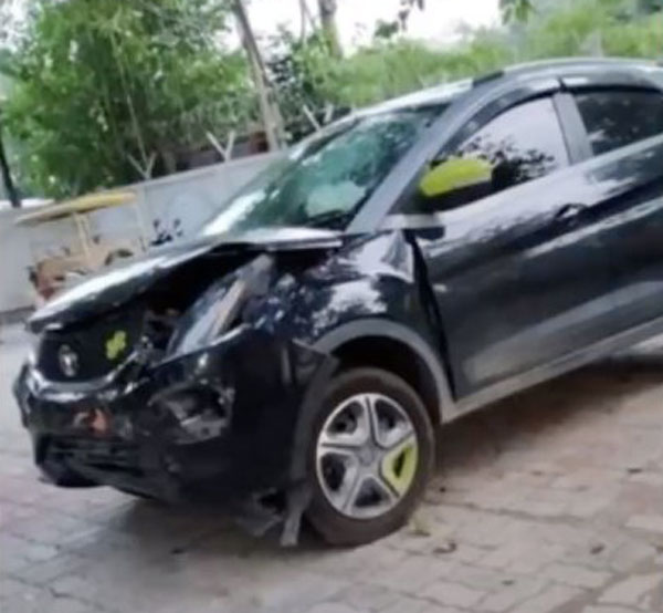 பார்ச்சூனர் எஸ்யூவி காரை சாலையில் உருள வைத்த டாடா நெக்ஸான்.. பாதிப்பில்லாமல் தப்பிய பயணிகள்.. கொரோனாவைவிட கொடிய விபத்து!