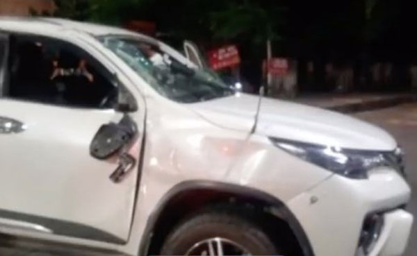 பார்ச்சூனர் எஸ்யூவி காரை சாலையில் உருள வைத்த டாடா நெக்ஸான்.. பாதிப்பில்லாமல் தப்பிய பயணிகள்.. கொரோனாவைவிட கொடிய விபத்து!