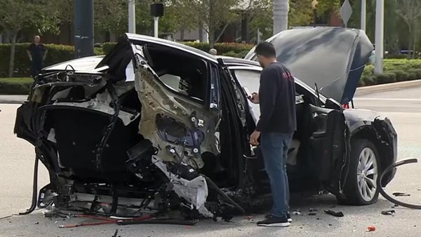 அதிசயம்... விபத்தில் 2 துண்டுகளாக பிளந்த கார்... தூசியை தட்டி விட்டு கெத்தாக நடந்து வந்த டிரைவர்!!