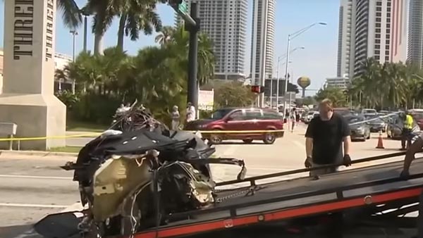 அதிசயம்... விபத்தில் 2 துண்டுகளாக பிளந்த கார்... தூசியை தட்டி விட்டு கெத்தாக நடந்து வந்த டிரைவர்!!