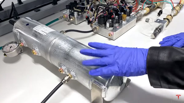 கார் பாகங்களை வைத்து அசத்தல்... கொரோனா வைரஸிடம் இருந்து உயிரை காக்கும் கருவி... கடவுள்யா நீங்க!!!