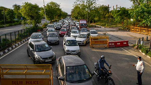 ஊரடங்கு உத்தரவு விலக்கிக் கொள்ளப்பட்டதா..? வாகன நெரிசலில் நிலை தடுமாறிய தலைநகர்...