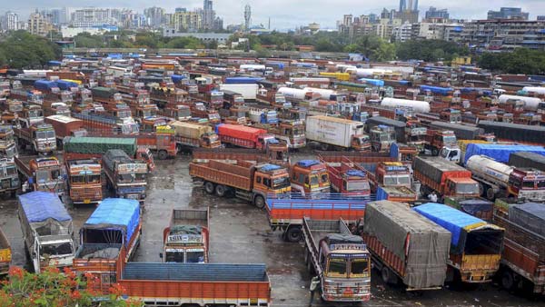 செம ட்ரிக்ஸ்... 3 லட்ச ரூபாய் செலவு செய்து சொந்த ஊர் வந்த மனிதர்... எப்படினு தெரிஞ்சா அசந்திருவீங்க செம ட்ரிக்ஸ்... 3 லட்ச ரூபாய் செலவு செய்து சொந்த ஊர் வந்த மனிதர்... எப்படினு தெரிஞ்சா அசந்திருவீங்க