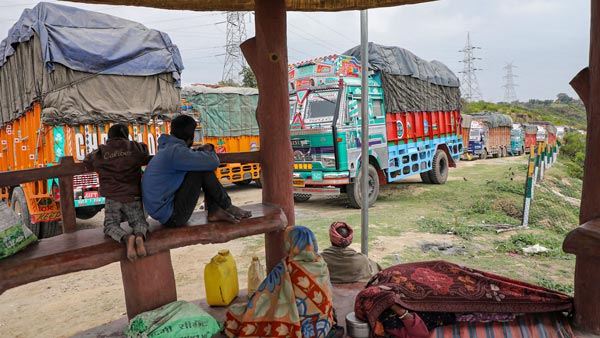 அனாதையாக கிடக்கும் 35 ஆயிரம் கோடி... உள்ளே இருப்பது என்னனு தெரியுமா? லாரி டிரைவர்கள் திக்... திக்...