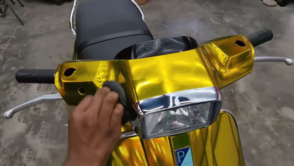 சாதாரண வெஸ்பா பாத்திருப்பீங்க.. கோல்ட் விராப் செய்யப்பட்ட வெஸ்பா பாத்திருக்கீங்களா? கூடுதல் கவர்ச்சி லுக்!