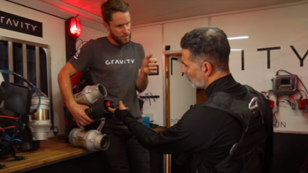 அதிசயம்... உண்மையிலேயே வானில் பறப்பதற்காக உச்ச நட்சத்திரம் செய்த காரியம்! வாயை பிளந்த மற்ற நடிகர்கள்