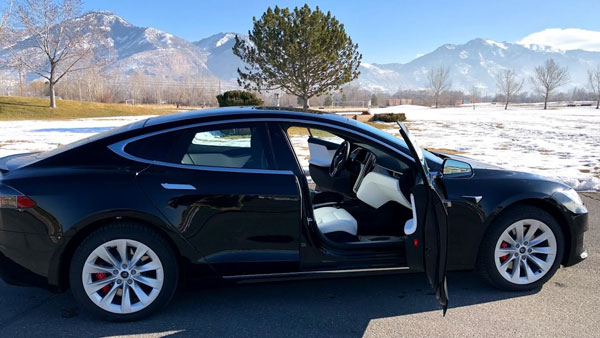 குண்டு துளைக்காத உலகின் வேகமான கார் இதுதானாம்... டெஸ்லா நிறுவனத்திற்கு மேலும் சேர்ந்த பெருமை...!