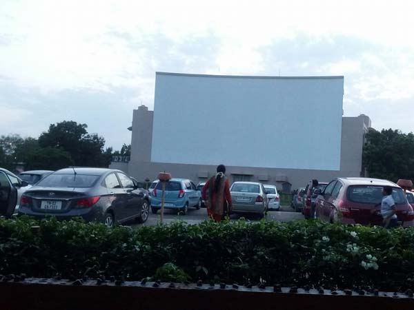 நம்ம ஊரிலும் இனி இப்படிதான் சினிமா படங்கள் திரையிடப்படுமோ... கொரோனா கற்று கொடுத்த பாடம் மிக வித்தியாசமானது!