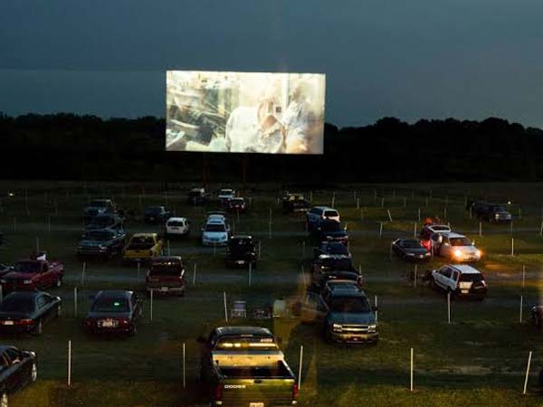 நம்ம ஊரிலும் இனி இப்படிதான் சினிமா படங்கள் திரையிடப்படுமோ... கொரோனா கற்று கொடுத்த பாடம் மிக வித்தியாசமானது!