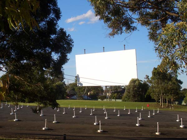 நம்ம ஊரிலும் இனி இப்படிதான் சினிமா படங்கள் திரையிடப்படுமோ... கொரோனா கற்று கொடுத்த பாடம் மிக வித்தியாசமானது!