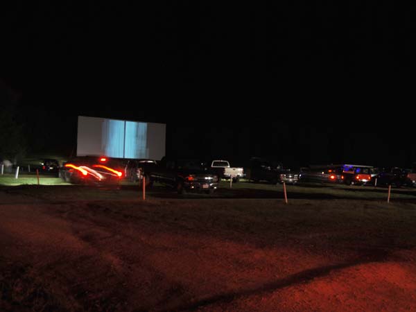 நம்ம ஊரிலும் இனி இப்படிதான் சினிமா படங்கள் திரையிடப்படுமோ... கொரோனா கற்று கொடுத்த பாடம் மிக வித்தியாசமானது!