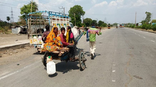 மாட்டு வண்டியில் தன்னை பூட்டி கொண்டு 25 கிமீ இழுத்து சென்ற இளைஞர்... காரணத்தை கேட்டு கலங்கும் மக்கள்