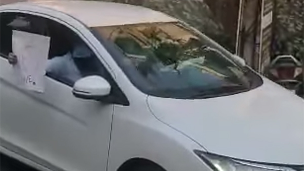 வாழ்க்கையை புரட்டி போட்ட கொரோனா... உலகில் இதுவரை யாரும் பார்த்திராத முறையில் நடந்த இரங்கல் கூட்டம்