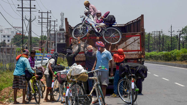 பாவம்யா அவங்க... இடம்பெயரும் தொழிலாளர்களிடம் குறைந்த விலைக்கு சைக்கிள் வாங்க தமிழகத்தில் தந்திரம்...