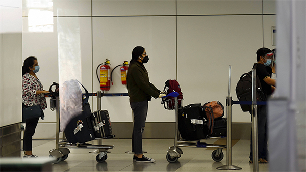 சொந்த மாநில மக்களை அழைத்து வர இரு மடங்கு கட்டணம்... உறைந்துபோன வெளிநாடு ரிட்டர்ன் மக்கள்!