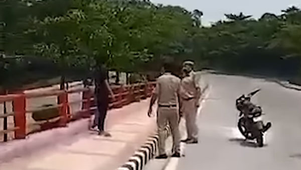 தெறித்து ஓடிய இளைஞர்கள்... இதுவரை யாரும் வழங்காத ஒரு தண்டனையை கொடுத்த போலீஸ்... வைரல் வீடியோ தெறித்து ஓடிய இளைஞர்கள்... இதுவரை யாரும் வழங்காத ஒரு தண்டனையை கொடுத்த போலீஸ்... வைரல் வீடியோ