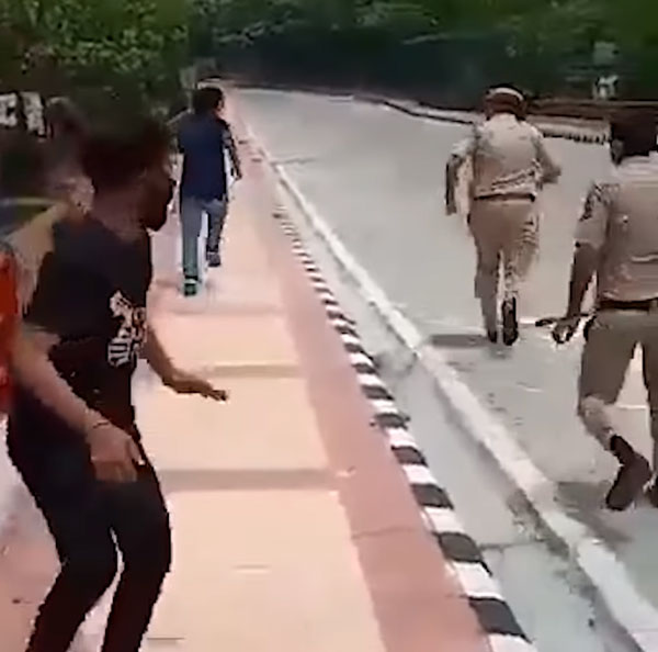 தெறித்து ஓடிய இளைஞர்கள்... இதுவரை யாரும் வழங்காத ஒரு தண்டனையை கொடுத்த போலீஸ்... வைரல் வீடியோ தெறித்து ஓடிய இளைஞர்கள்... இதுவரை யாரும் வழங்காத ஒரு தண்டனையை கொடுத்த போலீஸ்... வைரல் வீடியோ