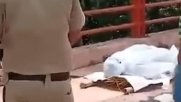 தெறித்து ஓடிய இளைஞர்கள்... இதுவரை யாரும் வழங்காத ஒரு தண்டனையை கொடுத்த போலீஸ்... வைரல் வீடியோ தெறித்து ஓடிய இளைஞர்கள்... இதுவரை யாரும் வழங்காத ஒரு தண்டனையை கொடுத்த போலீஸ்... வைரல் வீடியோ