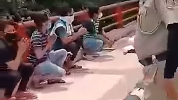 தெறித்து ஓடிய இளைஞர்கள்... இதுவரை யாரும் வழங்காத ஒரு தண்டனையை கொடுத்த போலீஸ்... வைரல் வீடியோ தெறித்து ஓடிய இளைஞர்கள்... இதுவரை யாரும் வழங்காத ஒரு தண்டனையை கொடுத்த போலீஸ்... வைரல் வீடியோ